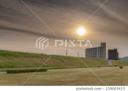 傍晚時分,百健川河床的景色 傍晚時分,百健川河床的景色 139003413