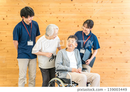 護理機構中的老年男女,以及男性語言治療師和物理治療師(日間照顧中心、療養院) 護理機構中的老年男女,以及男性語言治療師和物理治療師(日間照顧中心、療養院) 139003449