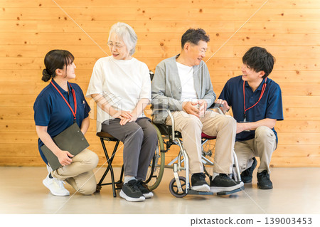 護理機構中的老年男女,以及男性語言治療師和物理治療師(日間照顧中心、療養院) 護理機構中的老年男女,以及男性語言治療師和物理治療師(日間照顧中心、療養院) 139003453