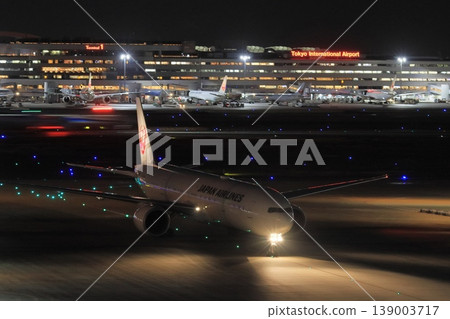 Haneda Airport at night, passenger plane heading to the spot, arrival of international flight 139003717