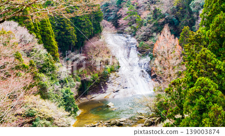 Awamata Falls is a magnificent waterfall boasting the title of the best in the Boso Peninsula. [Aerial view of a tourist attraction in Yoro Valley, Chiba Prefecture] 139003874