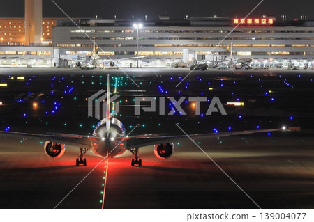 Haneda Airport at night: Passenger plane heading for a night flight Haneda Airport at night: Passenger plane heading for a night flight 139004077