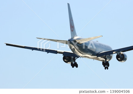 客機降落在羽田機場,飛機降落進場 客機降落在羽田機場,飛機降落進場 139004506