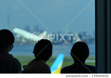 人們正在觀看一架客機起飛 人們正在觀看一架客機起飛 139004608