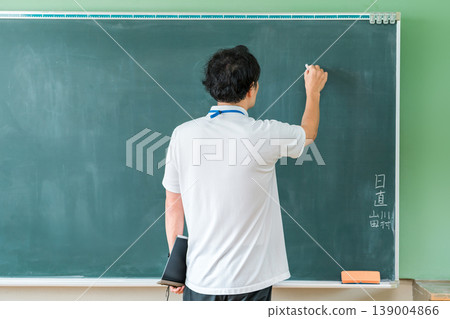 男老師在黑板前上課 139004866