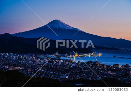 日本平日出：富士山染成緋紅，駿河灣上空的日出景色壯麗。 139005083