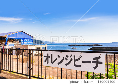Japanese beaches and beach houses [Image of summer beaches] 139005100