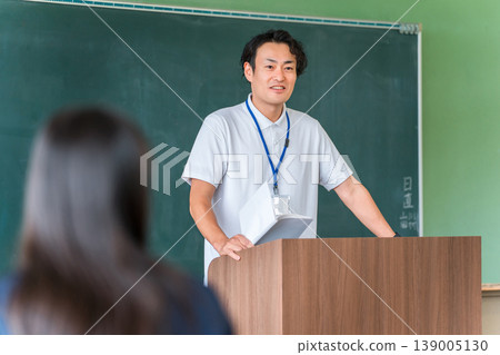 男老師在教室黑板前教學 139005130