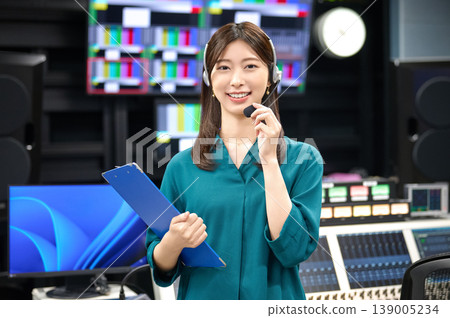 笑容燦爛的女工作人員正在參與電視節目製作 笑容燦爛的女工作人員正在參與電視節目製作 139005234