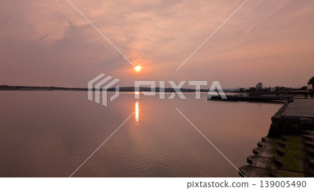 夕陽西下,餘暉灑在哈馬納湖平靜的湖面上。 夕陽西下,餘暉灑在哈馬納湖平靜的湖面上。 139005490