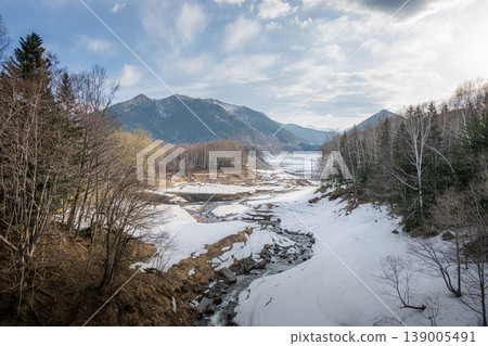 從三國峠眺望白雪皚皚的山脈。 139005491