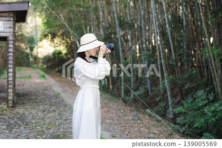 一位女士在鄉村車站的月台上等火車。 一位女士在鄉村車站的月台上等火車。 139005569