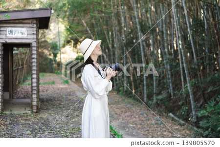 一位女士在鄉村車站的月台上等火車。 139005570