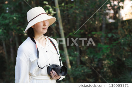 一位女士在鄉村車站的月台上等火車。 一位女士在鄉村車站的月台上等火車。 139005571