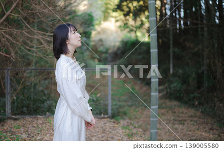 一位女士在鄉村車站的月台上等火車。 139005580