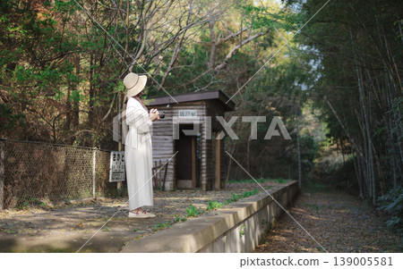 一位女士在鄉村車站的月台上等火車。 139005581