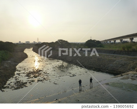 台灣桃園-09.28.2025:建國道1號甲線前的南崁溪支流坑子溪蘆竹區山鼻河道 139005692