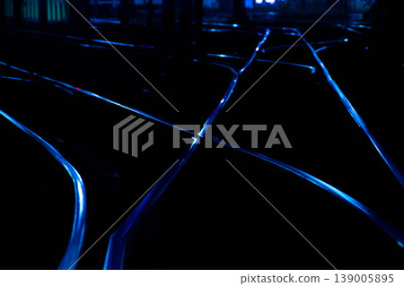 夜晚,鐵軌反射燈光。 夜晚,鐵軌反射燈光。 139005895