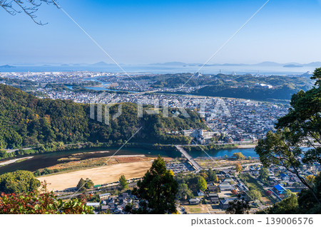 [Japan's Top 100 Castles] Late Autumn Scenery at Iwakuni Castle: View of Iwakuni City from the Castle Ruins (Part 1) Iwakuni City, Yamaguchi Prefecture 139006576