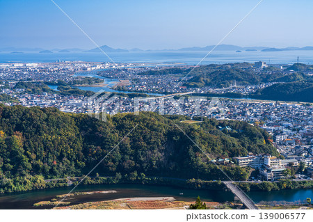 【日本百大城堡】岩國城深秋景觀：從城址俯瞰岩國市（第二部分）－山口縣岩國市 139006577