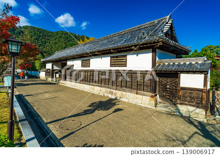 山口縣岩國市吉光公園香川家長屋2號門,深秋景色 山口縣岩國市吉光公園香川家長屋2號門,深秋景色 139006917