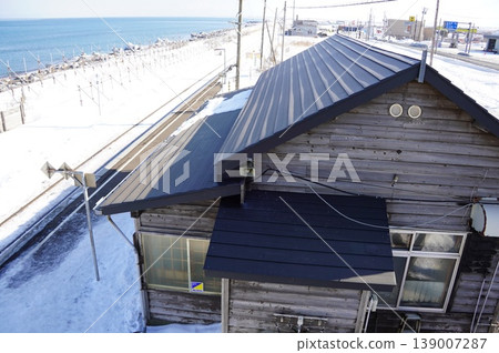 冬日的大海,一座仍殘留著積雪的海濱小鎮 冬日的大海,一座仍殘留著積雪的海濱小鎮 139007287