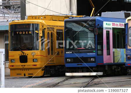New train cars for the Toden Arakawa Line (left) 139007327