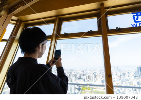 Observation deck, smartphone, male Observation deck, smartphone, male 139007348