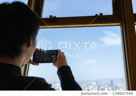 Observation deck, smartphone, male Observation deck, smartphone, male 139007349