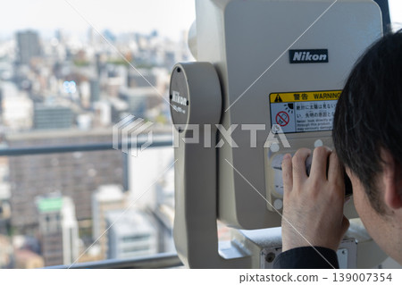 調查雙筒望遠鏡的人 139007354