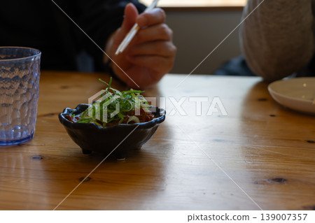 男人白天喝酒 139007357