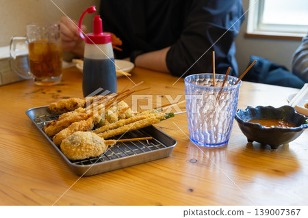 男人白天喝酒 139007367