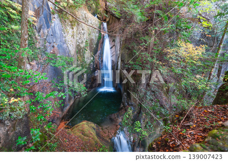 【日本百大瀑布】山口縣岩國市，山口峽深秋時節：龍頭瀑布與龍門瀑布上游3段 139007423