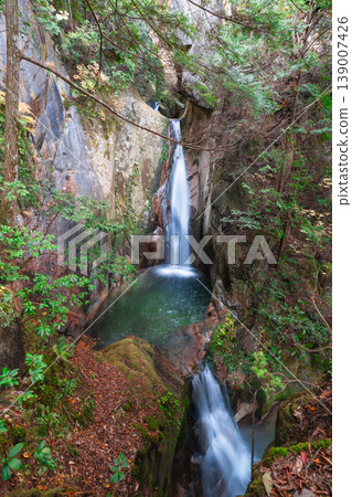 [Japan's Top 100 Waterfalls] Jakuchi Gorge Gorge Gorge in Late Autumn: Upper Part 2 of Ryuzu Falls and Ryumon Falls, Iwakuni City, Yamaguchi Prefecture 139007426