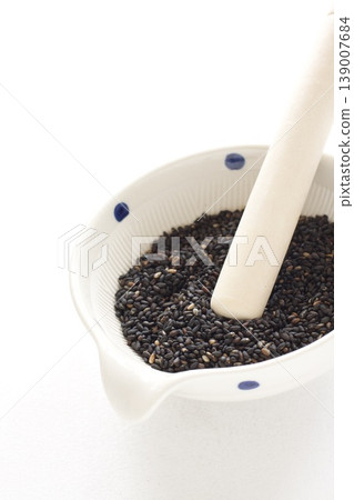 研缽中的黑芝麻 研缽中的黑芝麻 139007684