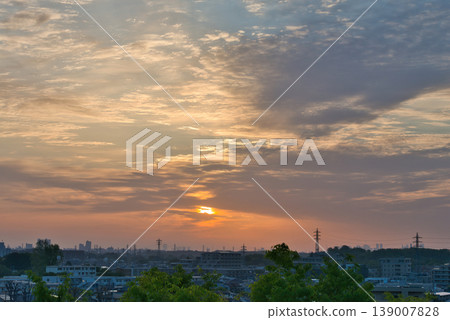 天空染成了橘色；日出照耀著住宅區；日出；住宅區的清晨；清晨；日出；晨曦；太陽。 139007828