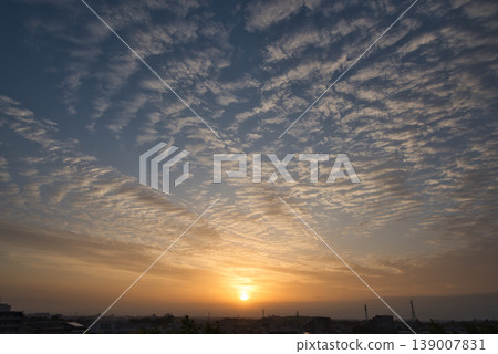天空染成了橘色;日出照耀著住宅區;日出;住宅區的清晨;清晨;日出;晨曦;太陽。 天空染成了橘色;日出照耀著住宅區;日出;住宅區的清晨;清晨;日出;晨曦;太陽。 139007831