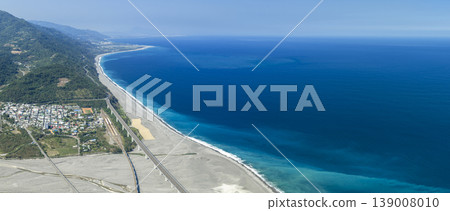 Aerial view of the beautiful coast and beach in Taitung,Taiwan. 139008010