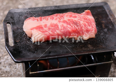 在迷你鐵板上烤的日本黑牛肉 在迷你鐵板上烤的日本黑牛肉 139008805