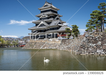 國寶松本城及其護城河上的起重機 139008826