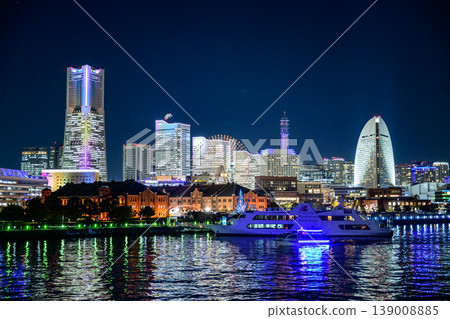 在夜夜燈光秀上,湊未來沐浴在彩虹般的光芒中。 在夜夜燈光秀上,湊未來沐浴在彩虹般的光芒中。 139008885