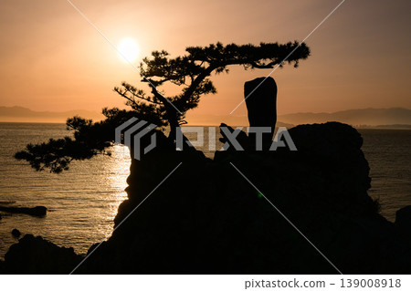 夕陽西下,映照著葉山的大海和森戶神社的松樹。 夕陽西下,映照著葉山的大海和森戶神社的松樹。 139008918