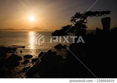 夕陽西下，映照著葉山的大海和森戶神社的松樹。 139008919