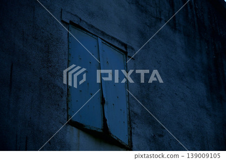 A terrifying mansion! What lies behind the locked windows?! A terrifying mansion! What lies behind the locked windows?! 139009105