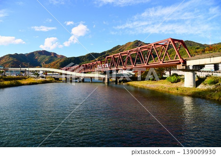 The Sanriku Railway runs through Kamaishi City, a town known for its steel industry. 139009930
