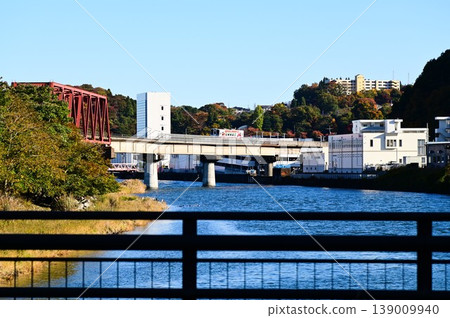 三陸鐵道穿過釜石市，釜石市以鋼鐵工業聞名。 139009940