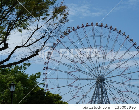 Ferris wheel that shines in the blue sky Ferris wheel that shines in the blue sky 139009980