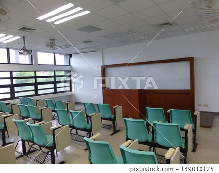 台灣台北-07.24.2014:大安區台灣大學(台大)總校區法律學院霖澤館教室 台灣台北-07.24.2014:大安區台灣大學(台大)總校區法律學院霖澤館教室 139010125