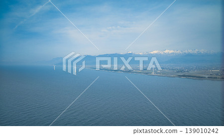 富山縣東部下新川海岸附近,離岸防波堤、海堤和防風林呈現出朦朧的景象。 富山縣東部下新川海岸附近,離岸防波堤、海堤和防風林呈現出朦朧的景象。 139010242