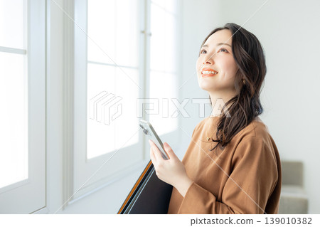 有智能手機的女商人 139010382